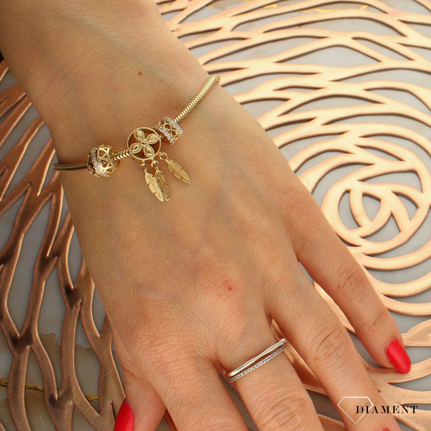 Złota zawieszka charms do bransoletki typu Pandora okrągła z wiszącymi listkami ZA 5792 585. Złota zawieszka charms z listkami. Złota zawieszka okrągła. Zawieszka kwiatek. Zawieszka charms złota do bransoletki. Zawieszka do br.jpg